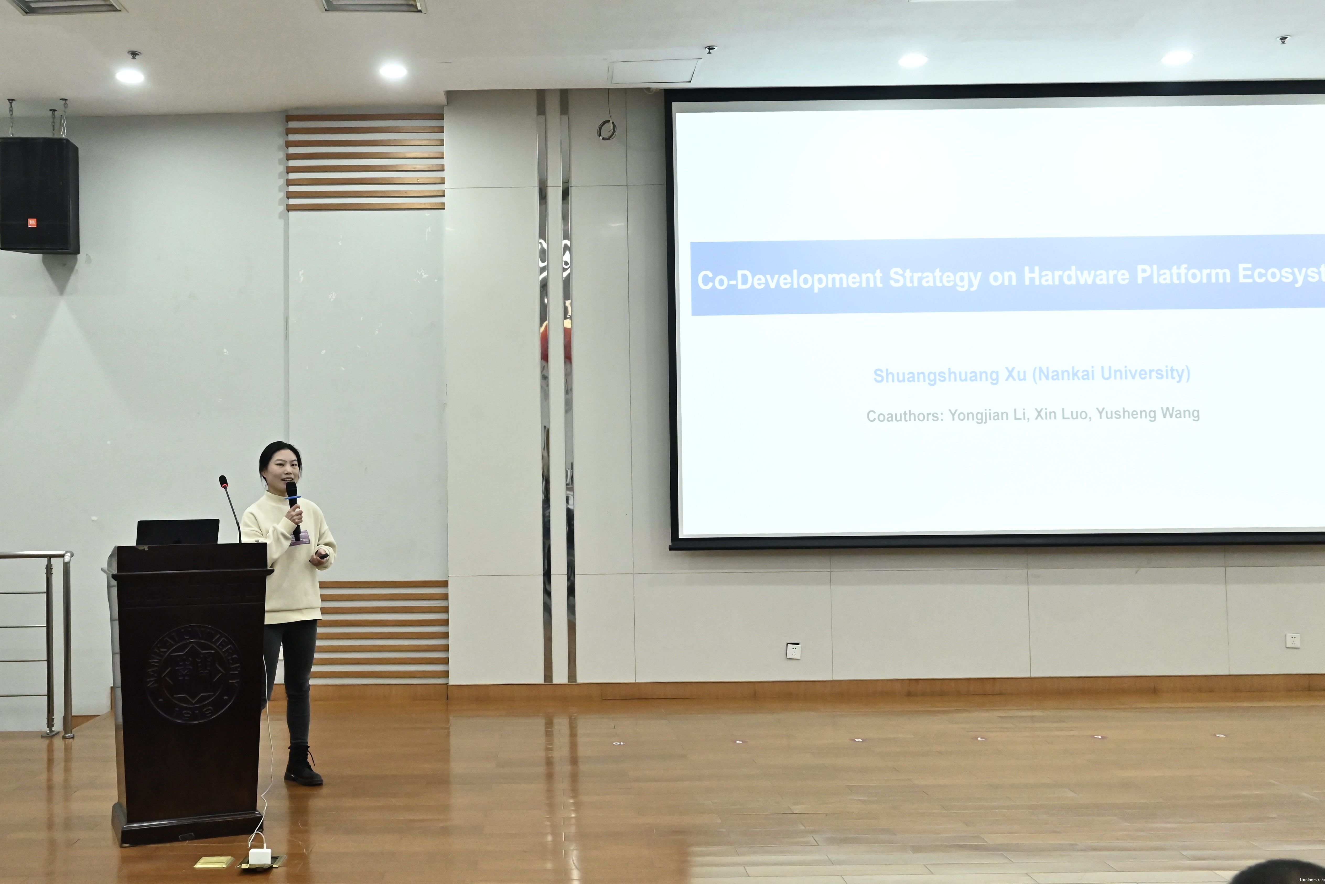 墙上的电视  描述已自动生成